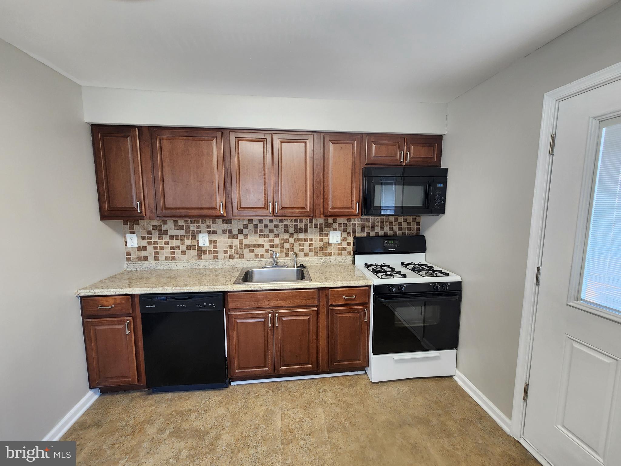 EDGEWATER - Residential Lease