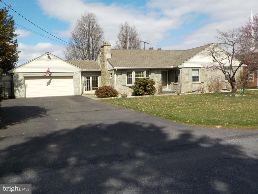 Photo of 829 Bruce Avenue, MOUNT JOY, PA 17552 (MLS # PALA2066360)