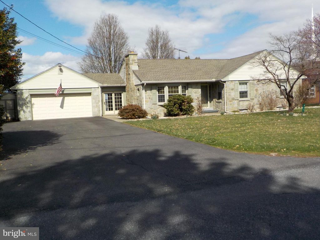 Photo of 829 Bruce Avenue, MOUNT JOY, PA 17552 (MLS # PALA2066360)