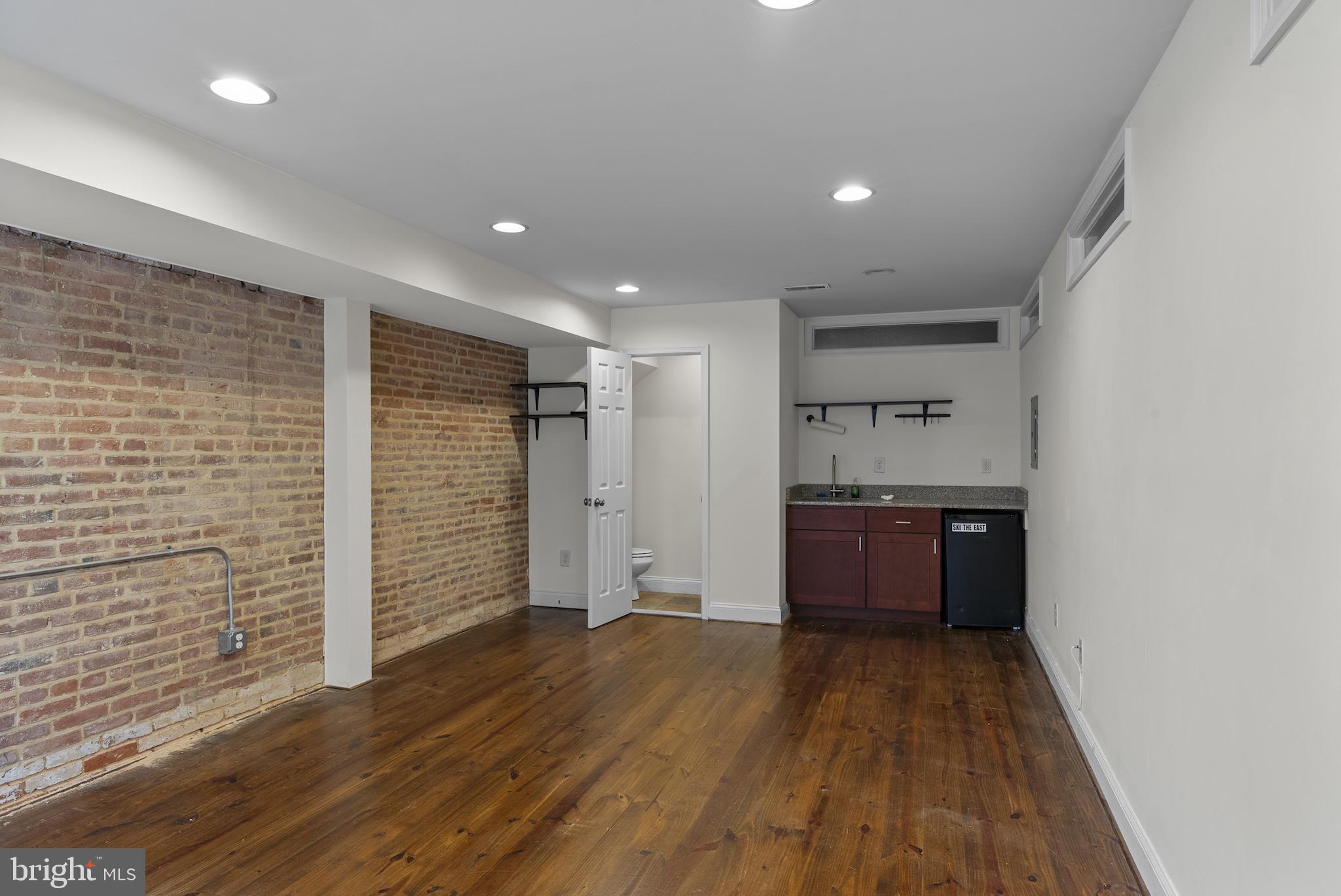 RIVERSIDE PARK - Commercial Lease