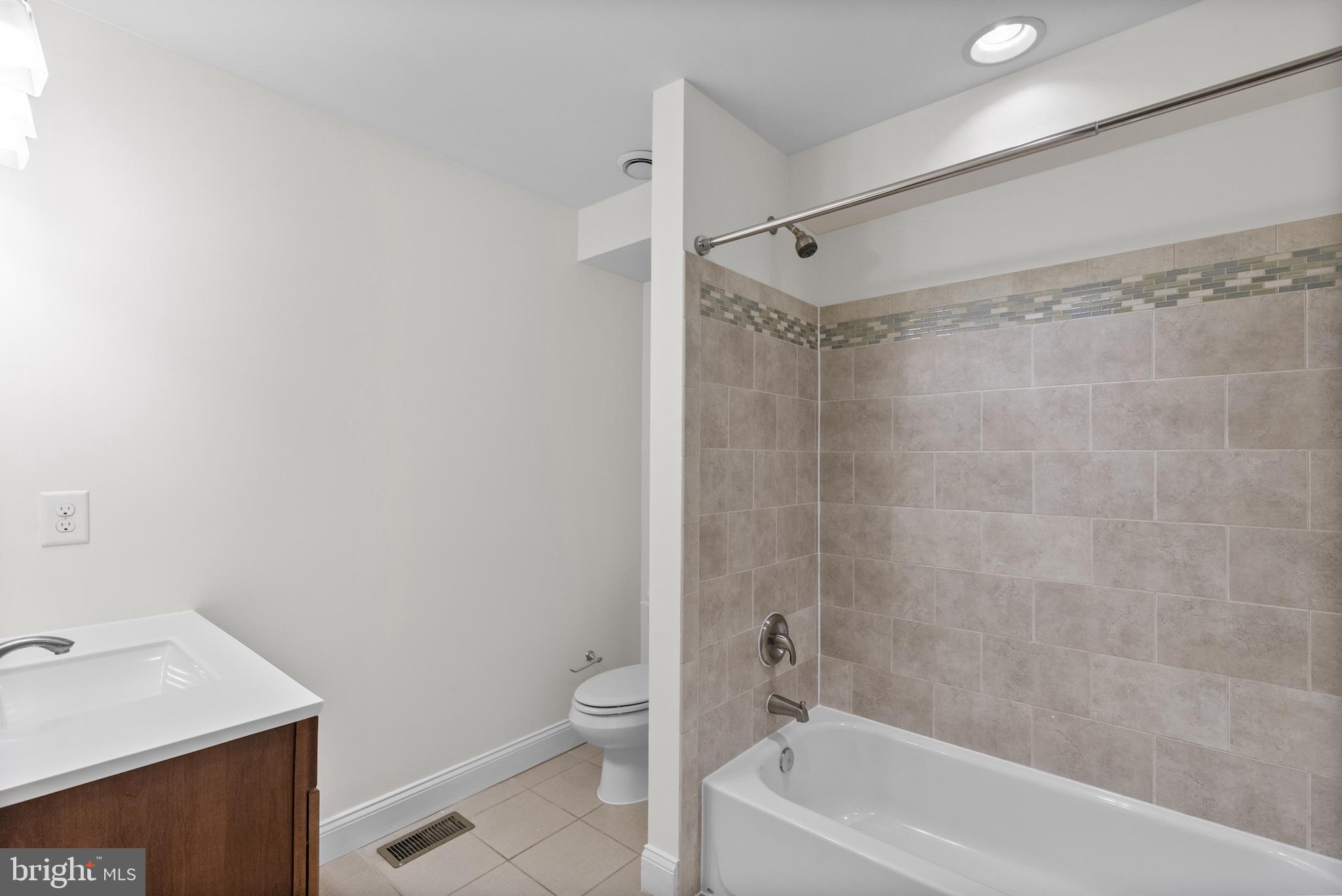 RIVERSIDE PARK - Commercial Lease