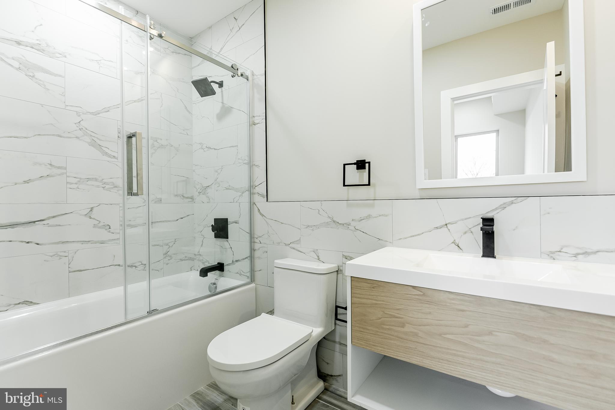 PORT RICHMOND - Residential Lease