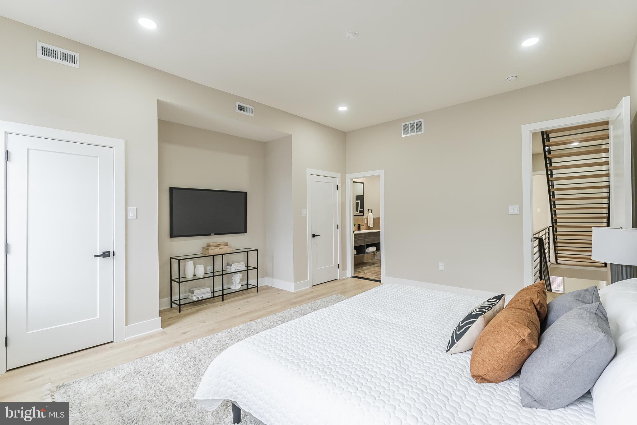 PORT RICHMOND - Residential Lease