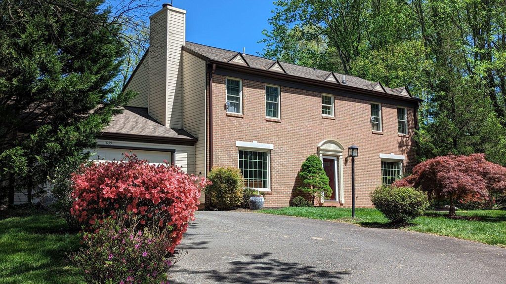 Photo of 1835 Batten Hollow Road, VIENNA, VA 22182 (MLS # VAFX2310434)