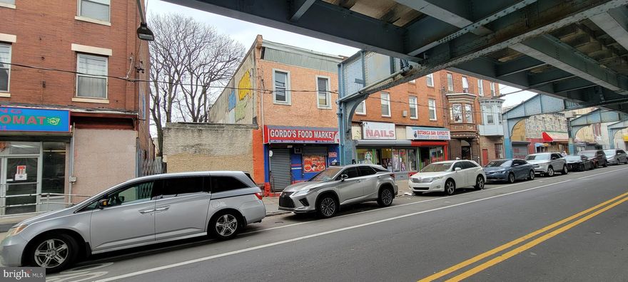 Commercial Store Front 4 total Units with 3 Residential Units & 1 Commercial Storefront, fully functional restaurant with all the equipment to operate, Turn Key with some TLC. Centrally located and steps away from the Somerset "L" Train Station. This Building has amazing potential for the right investor.