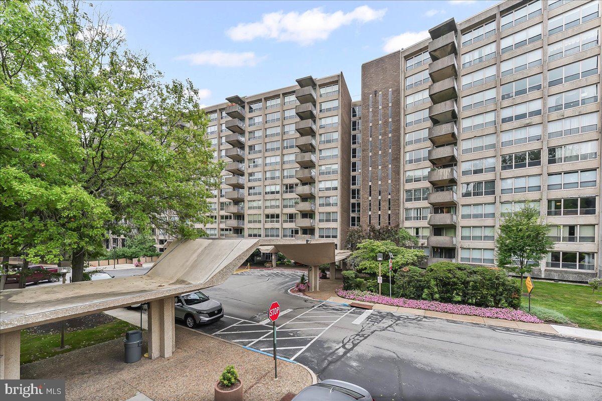 Welcome to Unit E-827 at Green Hill Condominiums in Wynnewood. This bright and spacious 1-bedroom, 1-bath unit is available for rent and includes all utilities electricity, water, sewer, and trash all covered in the monthly rent.
What truly makes this home stand out? The landlords are providing monthly professional cleaning at no extra cost. That’s right your condo will be cleaned by a professional company every month, included with the rent. A rare and valuable benefit that makes life easier.
The unit offers a large living area, a well-equipped kitchen with plenty of cabinet space, and an in-unit washer and dryer. Current furniture can stay if the tenant would like it just move in and start enjoying your new home.
The building features 24/7 gated security and a doorman, along with tennis courts, a playground, and on-site management. Residents also have access to optional amenities, including a fitness center, as well as both an indoor and outdoor pool (available for an additional fee). There is plenty of parking available for both tenants and guests, adding to the ease and comfort of living here.
Located in the highly rated Lower Merion School District, and just minutes from Center City Philadelphia with easy access to Route 1, I-76, and nearby train stations. Close to Whole Foods, Trader Joe’s, and shopping and dining at Suburban Square.
This is a rare opportunity for comfort, convenience, and care-free living. Schedule your showing today!