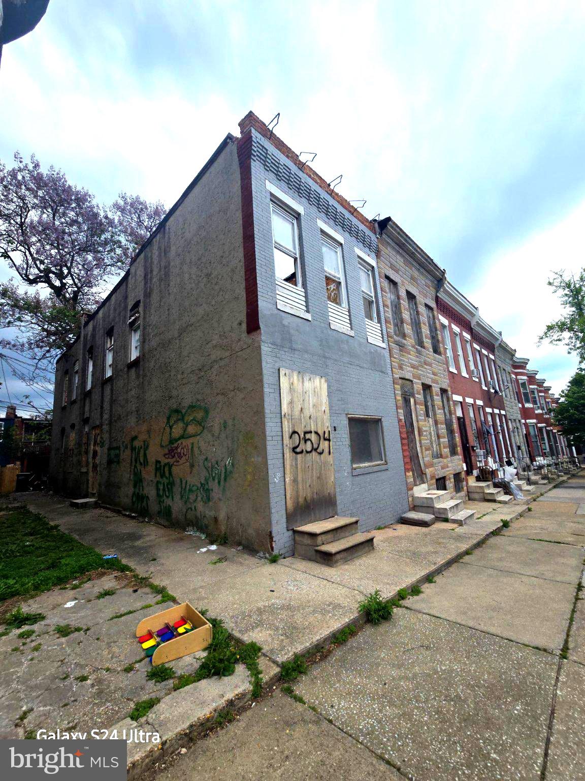 2524 W FAIRMOUNT AVENUE