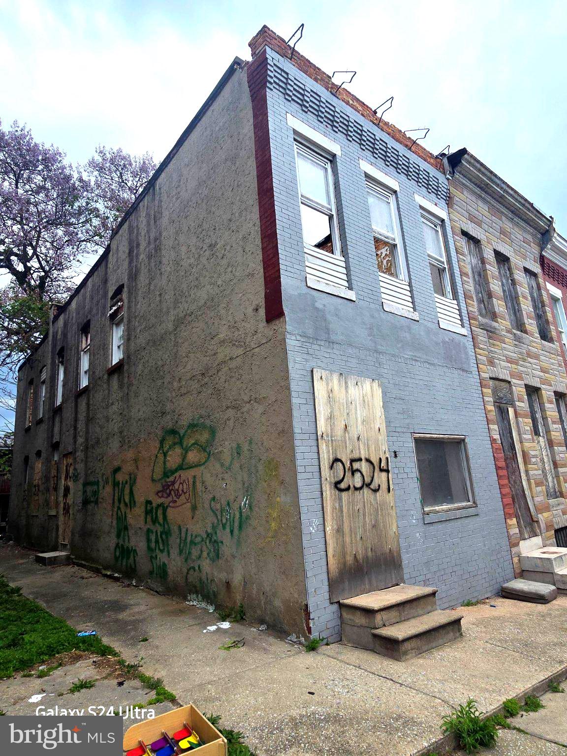 2524 W FAIRMOUNT AVENUE