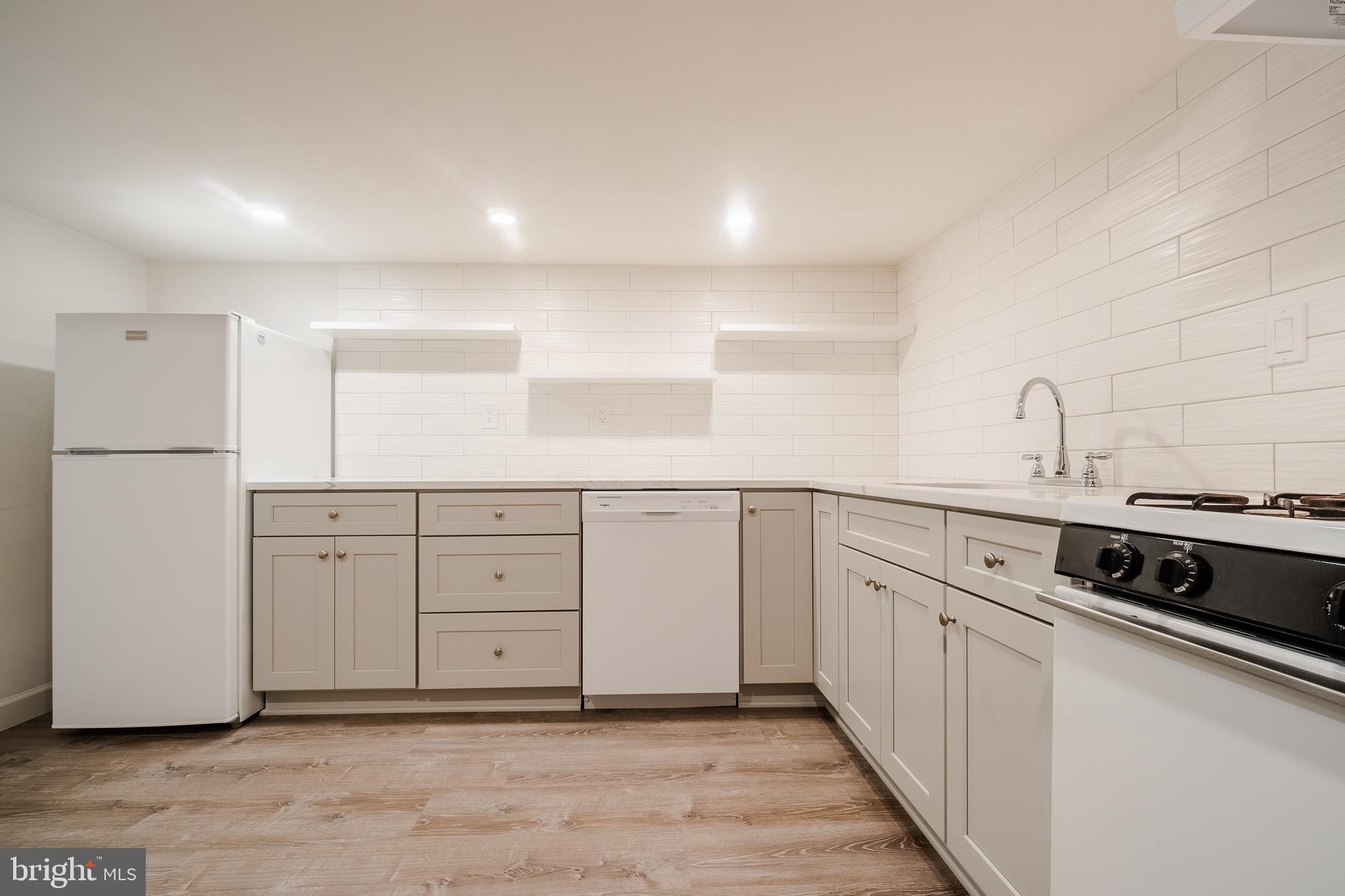 MAPLE VIEW PARK - Residential Lease