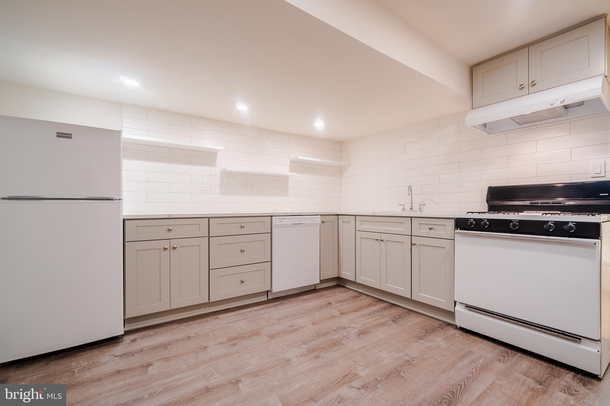 MAPLE VIEW PARK - Residential Lease