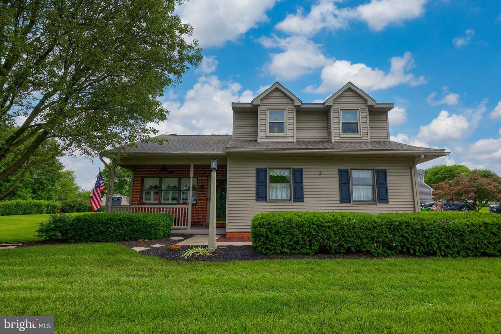 Photo of 12 HALLMARK DR, LITITZ, PA 17543 (MLS # PALA2037908)