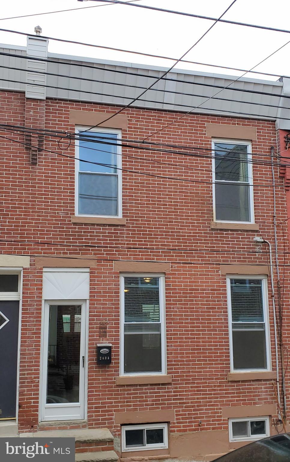 Get in before this AMAZING deal is gone! This 3bdrm/1ba row house in Devil's Pocket neighborhood is perfect for Doctors, Residents, Students, and 1st time home-buyers who are looking for a great house where they can put in a little sweat equity and get great returns. Priced to sell..open floor plan... move-in ready, recently updated and very well kept. Two bedrooms need some cosmetic TLC. New roof installed February 2020. Basement is cement poured and dry.