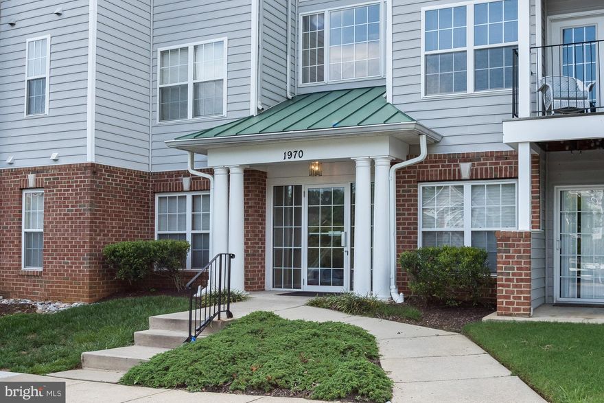 Seller released Buyer who needs hip replacement & can't do stairs!  One of the largest units this perfect Annapolis condo has all the space and livable functionality of a single family home. Complete w/ 3 bedrooms, 2 full baths,living room-dining room combination & eat-in-kitchen  Lots of custom trim & freshly painted throughout. The sunny kitchen overlooks the woods & provides wonderful privacy.