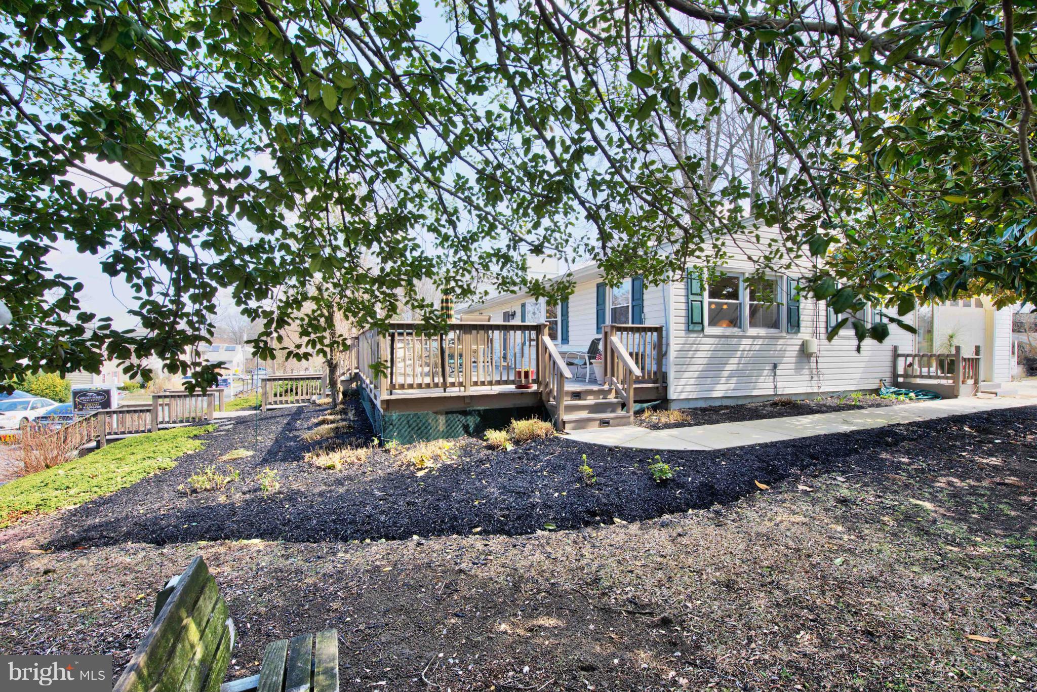 WOODLAND BEACH - Residential