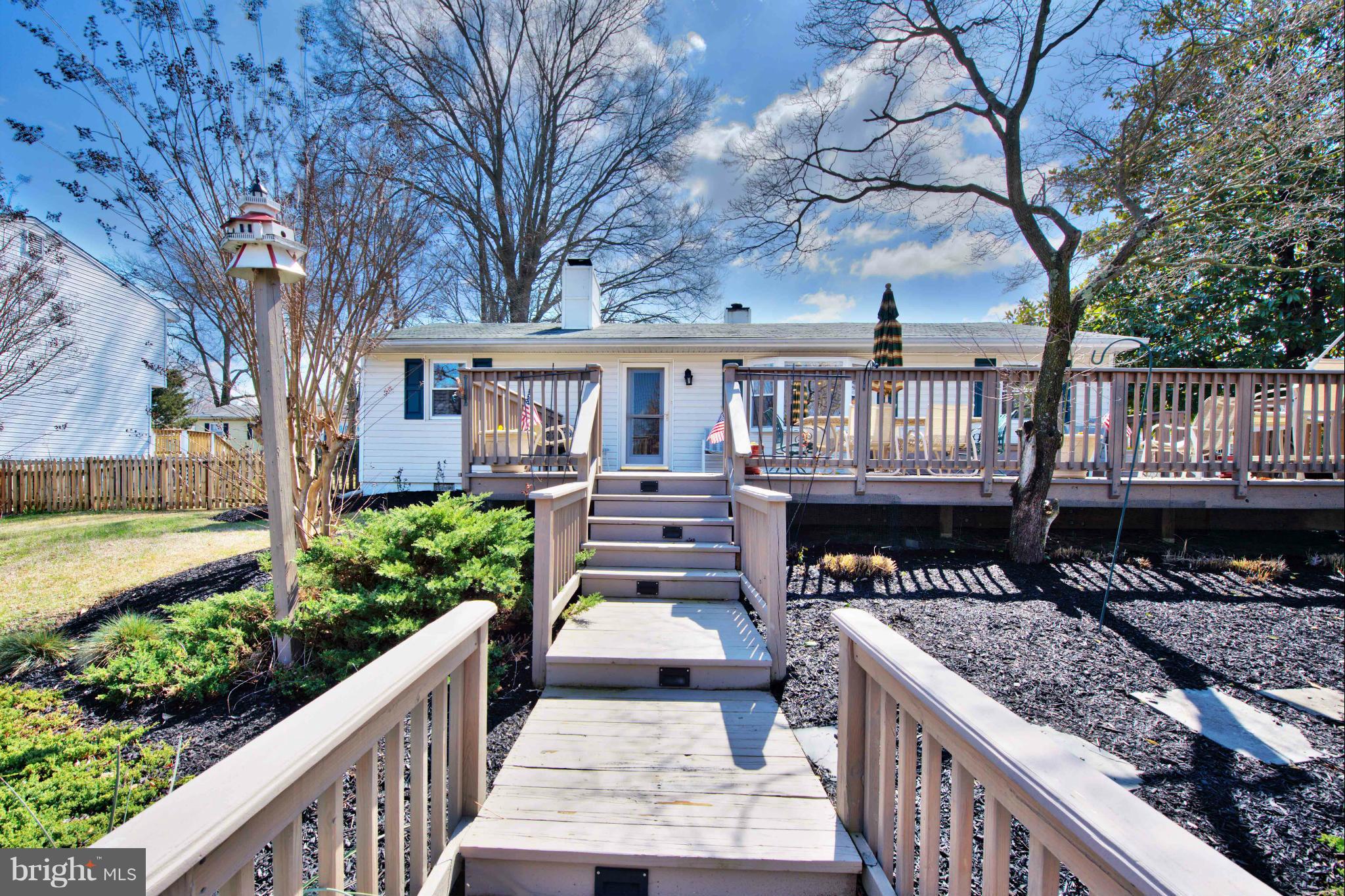 WOODLAND BEACH - Residential