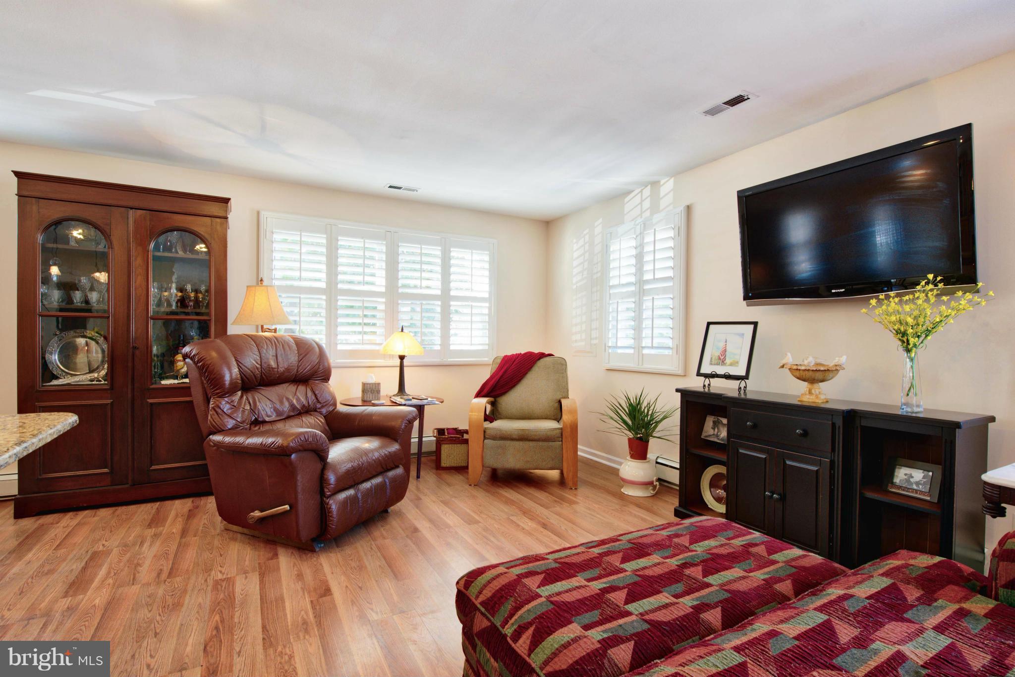 WOODLAND BEACH - Residential