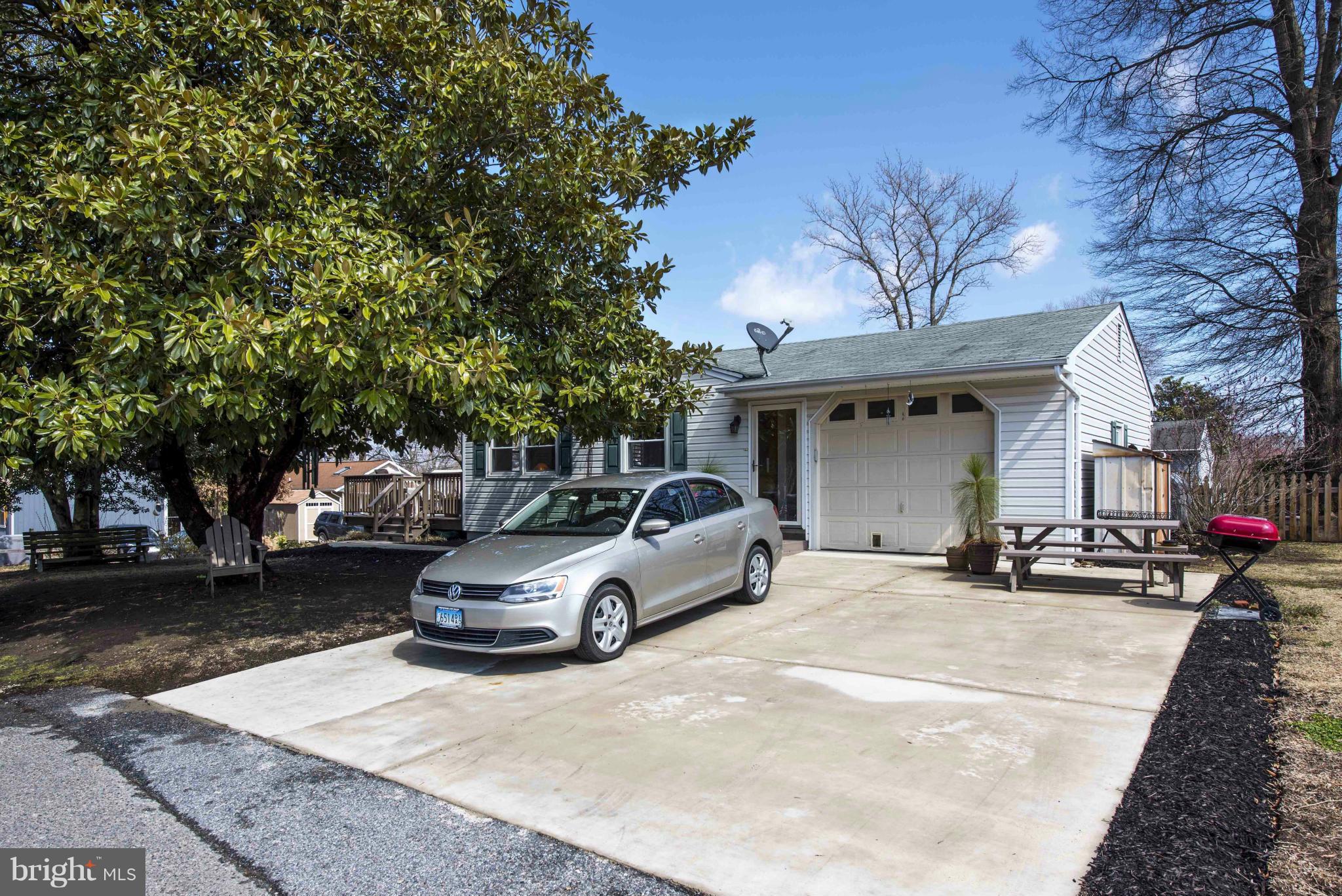 WOODLAND BEACH - Residential