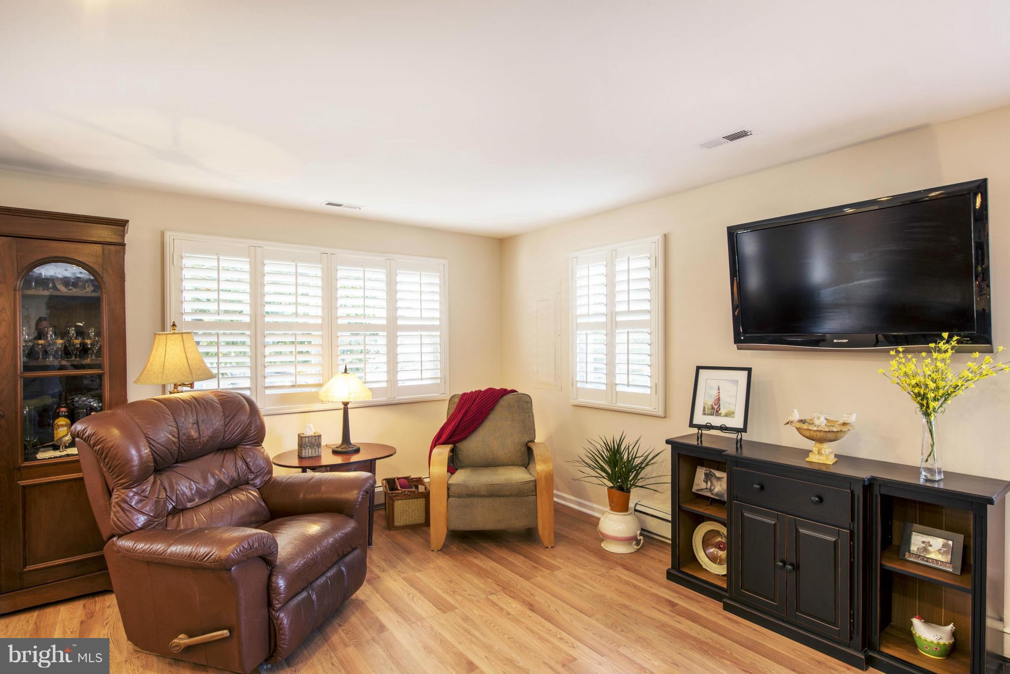 WOODLAND BEACH - Residential