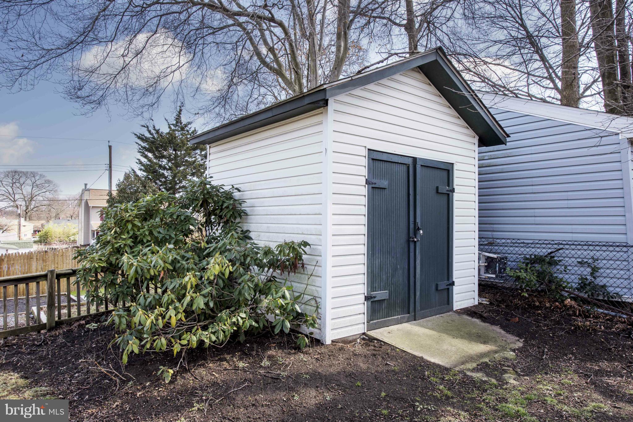 WOODLAND BEACH - Residential