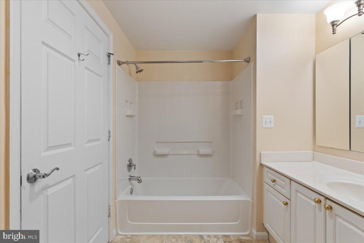 LANSDOWNE WOODS - Residential