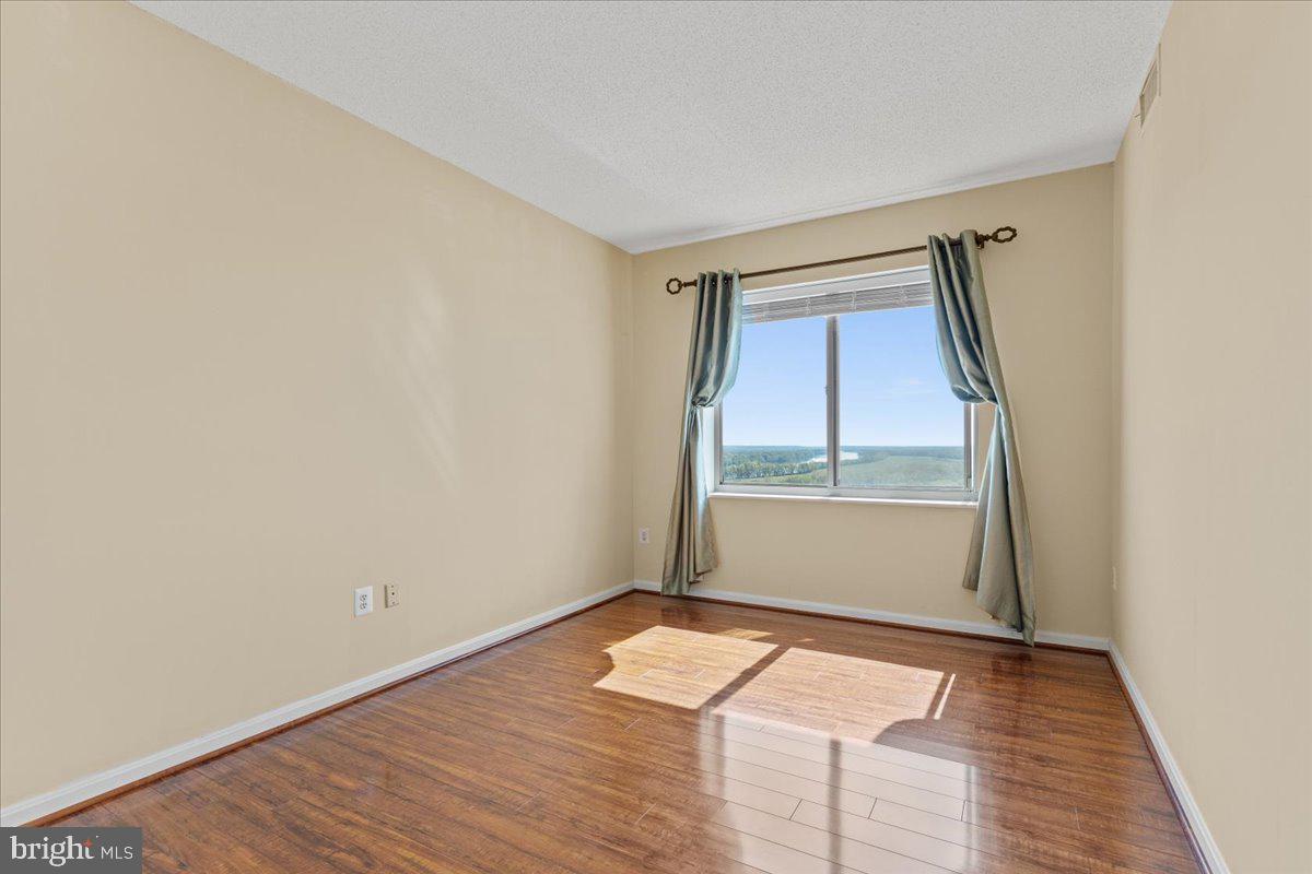 LANSDOWNE WOODS - Residential