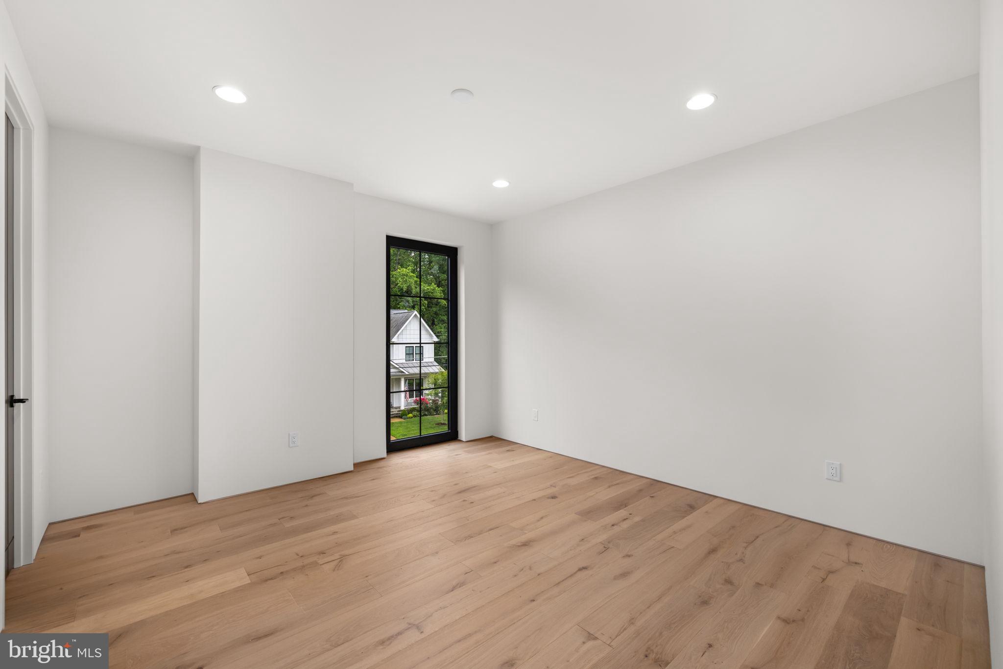 VIENNA WOODS - Residential