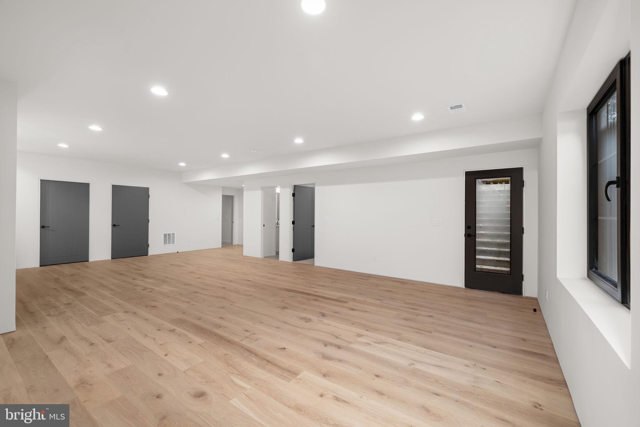 VIENNA WOODS - Residential