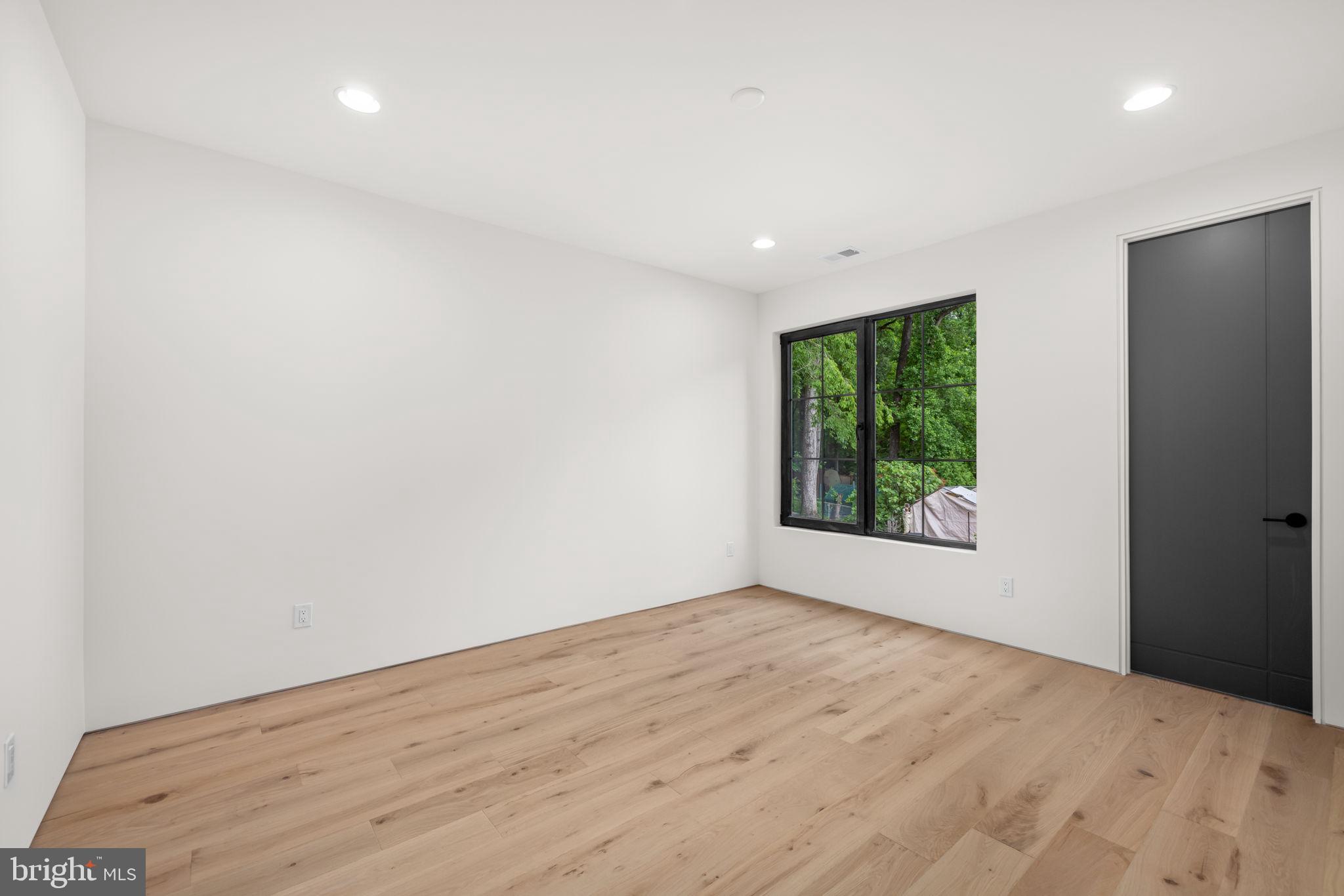 VIENNA WOODS - Residential