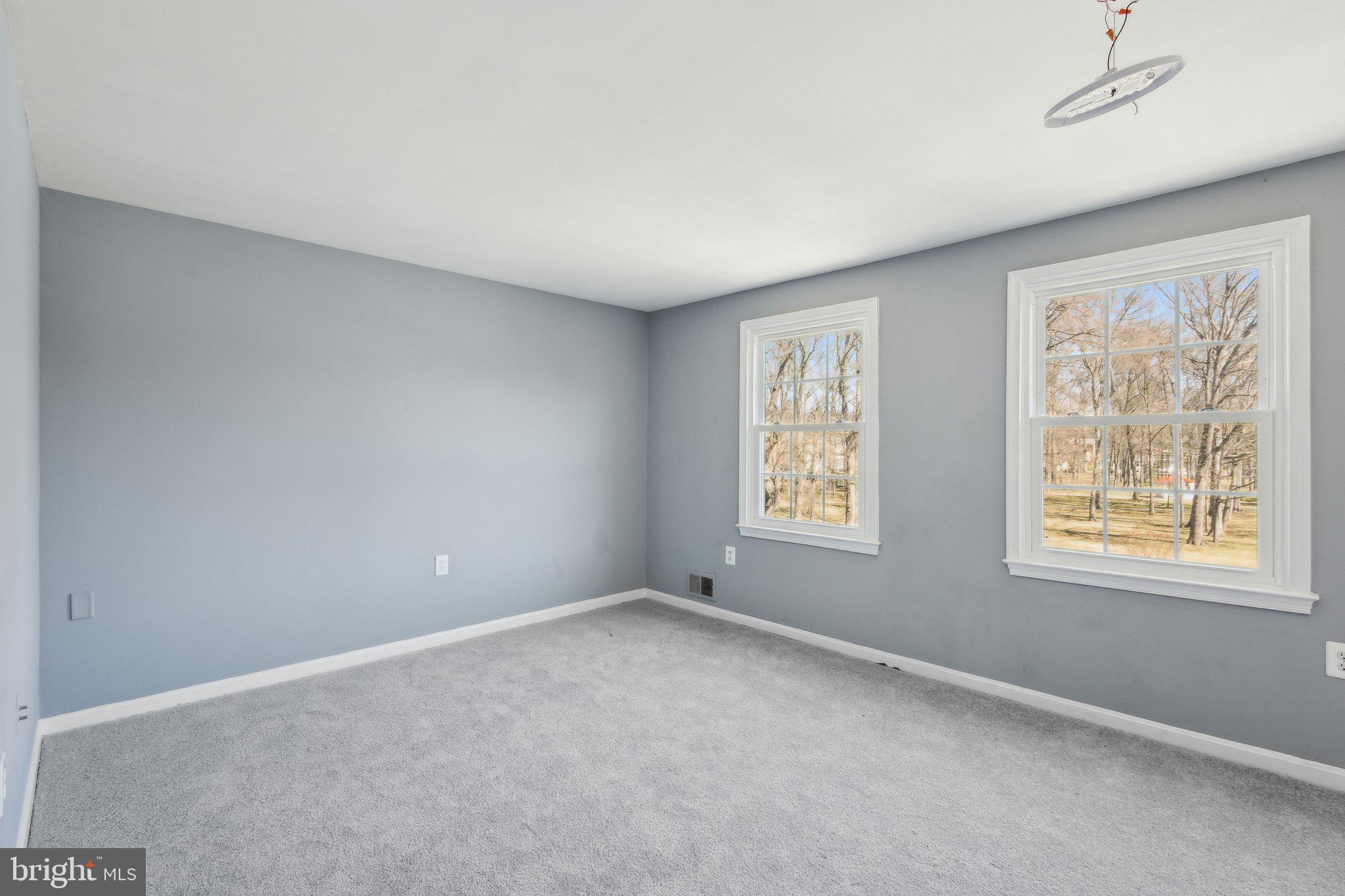 PINEWOOD LAKE - Residential