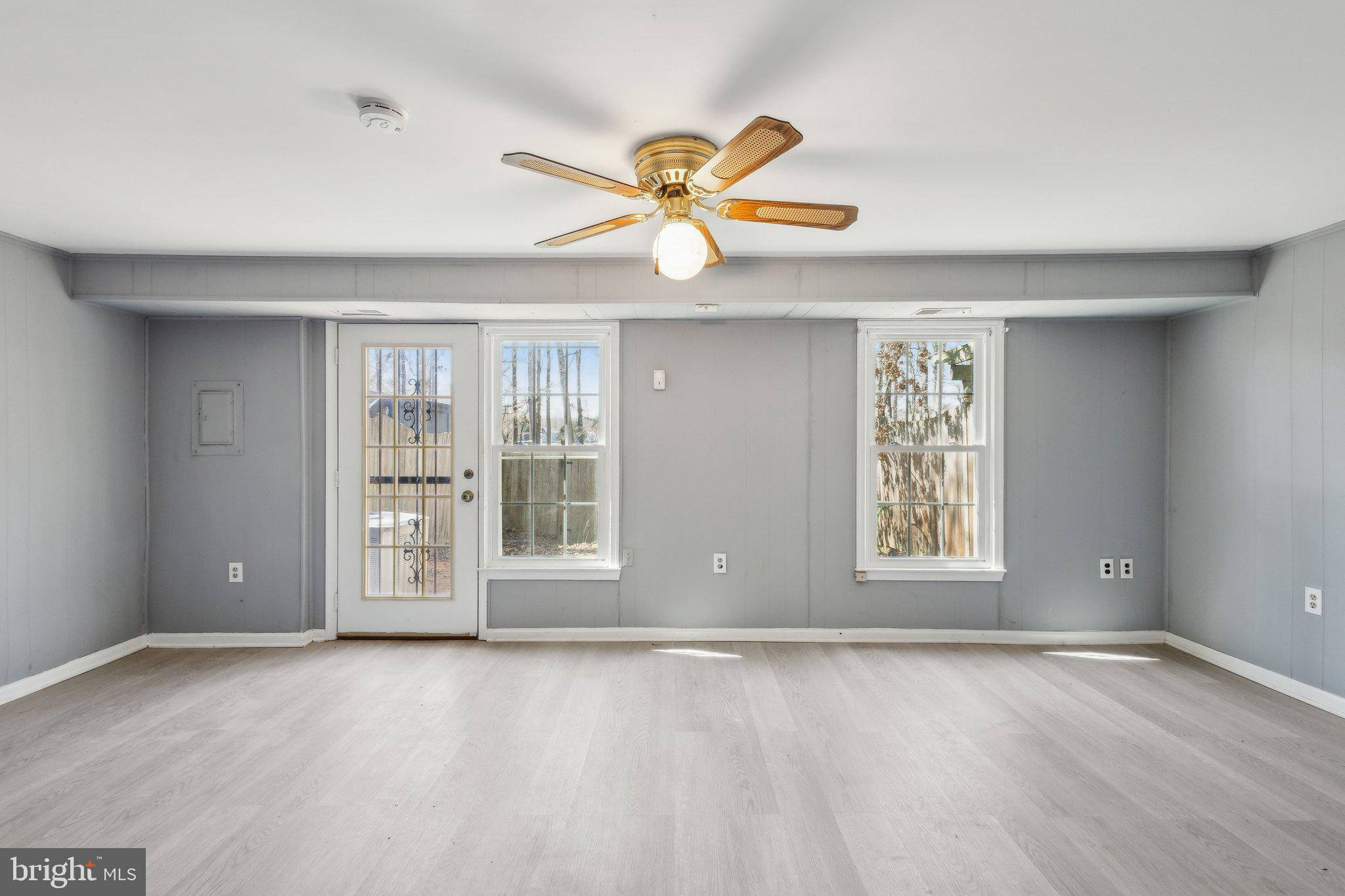 PINEWOOD LAKE - Residential