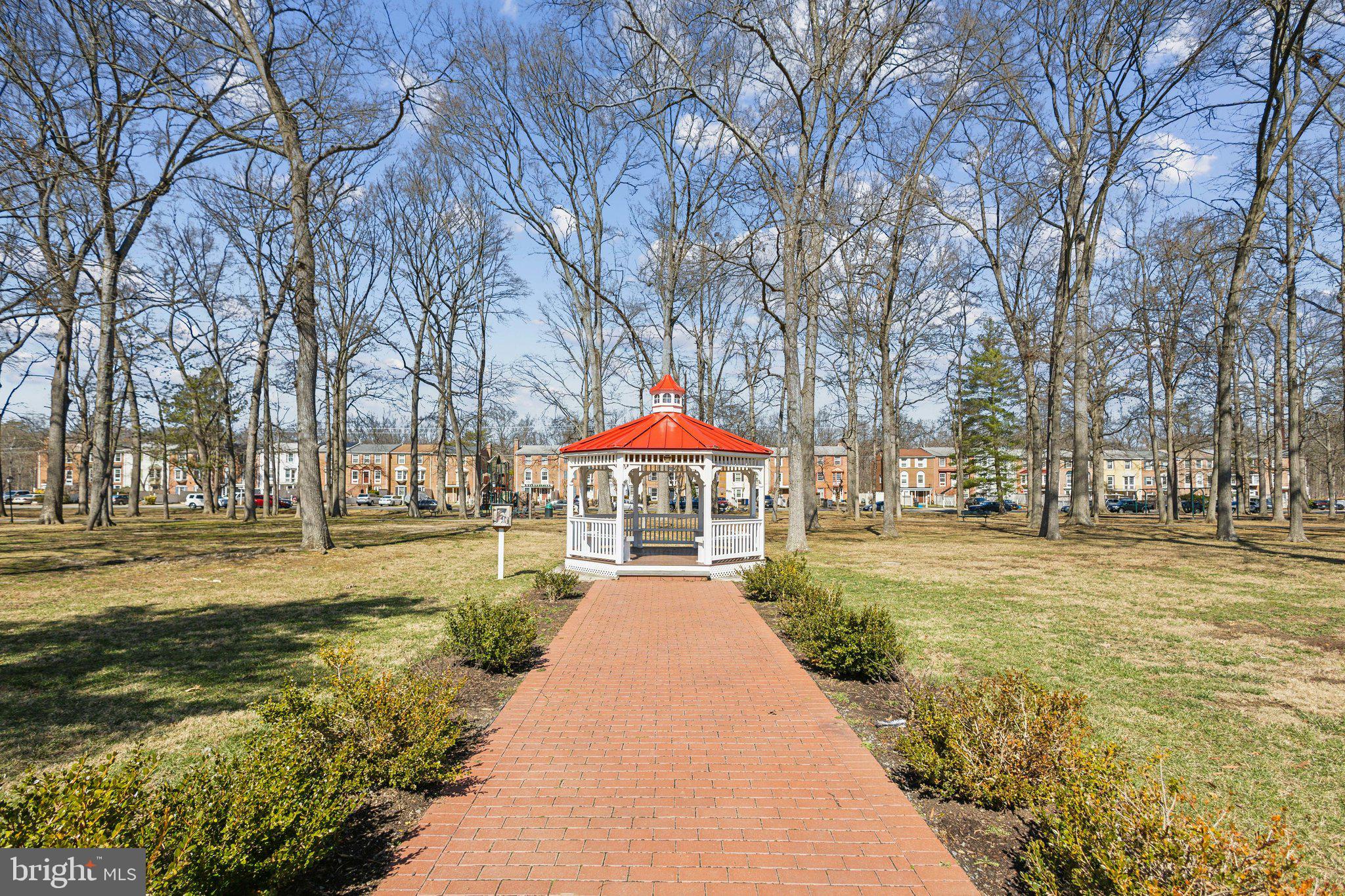 PINEWOOD LAKE - Residential