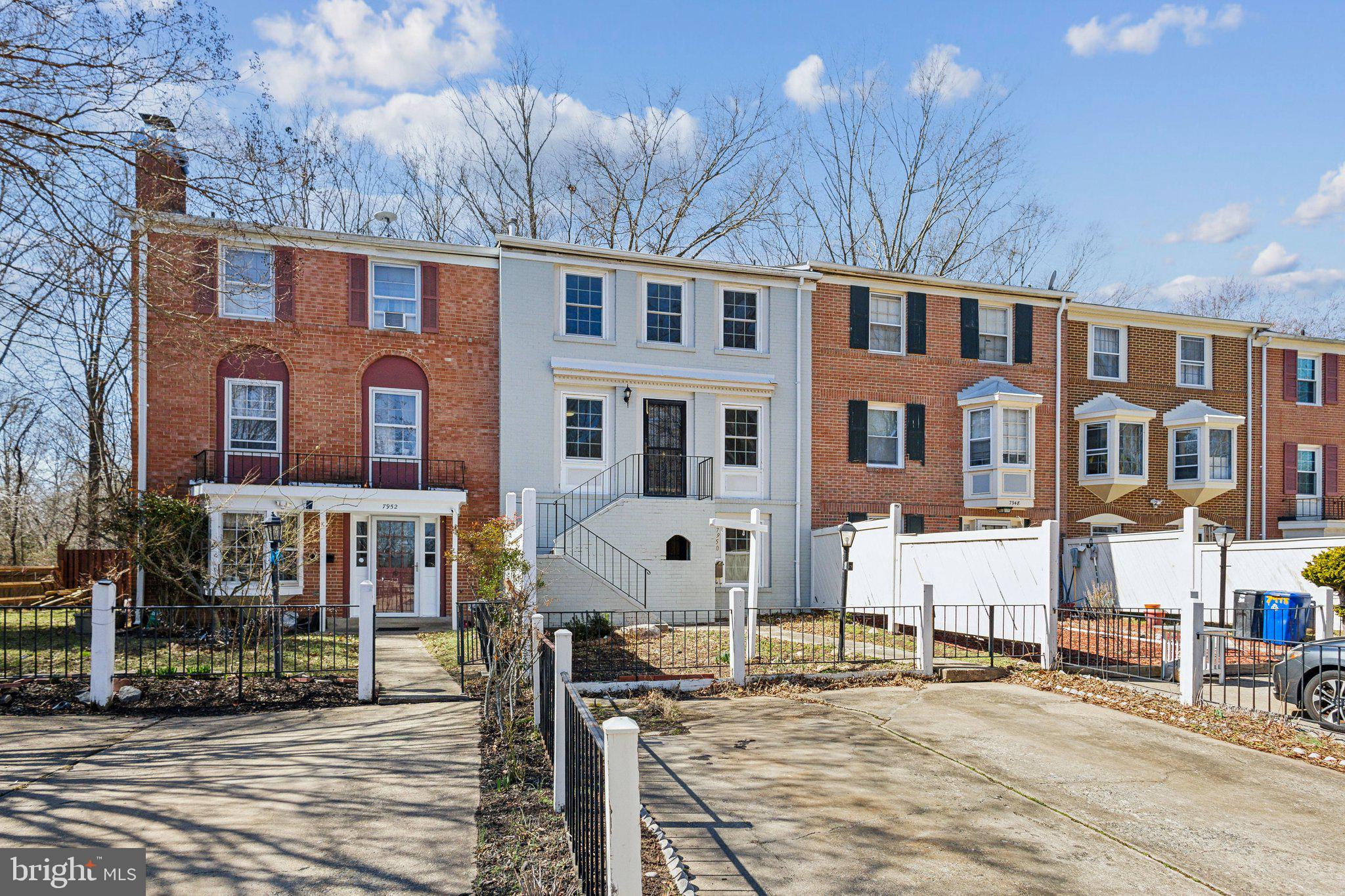 PINEWOOD LAKE - Residential