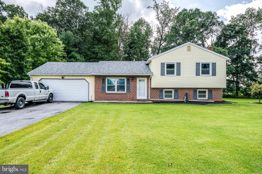 Photo of 532 Wood View Drive, Lititz, PA 17543 (MLS # PALA2056042)
