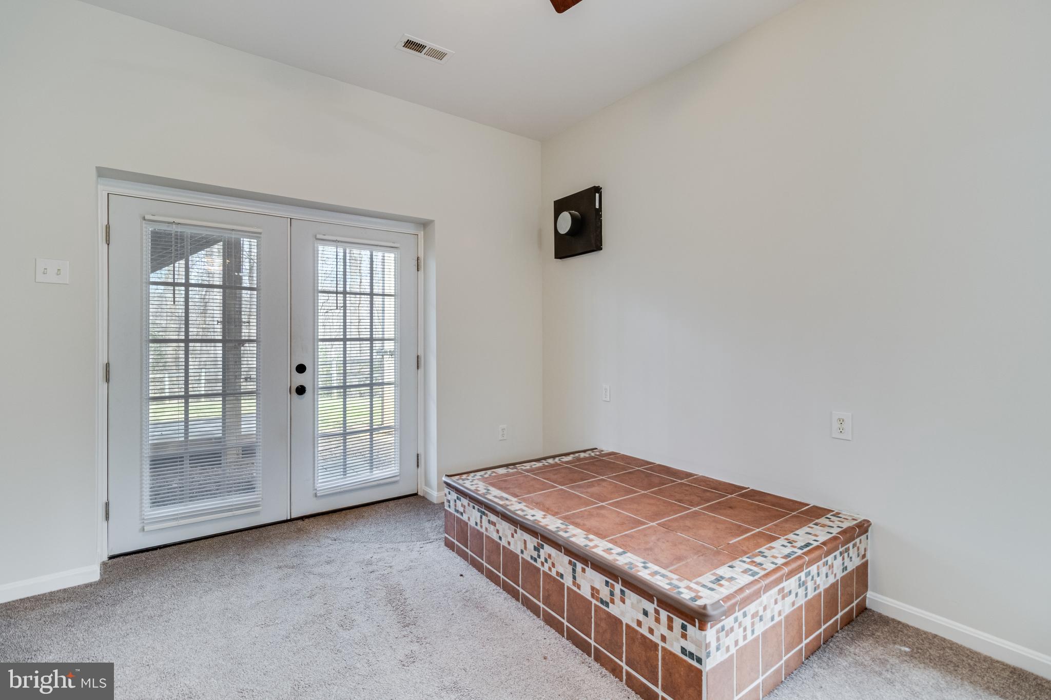 HUGGER - Residential