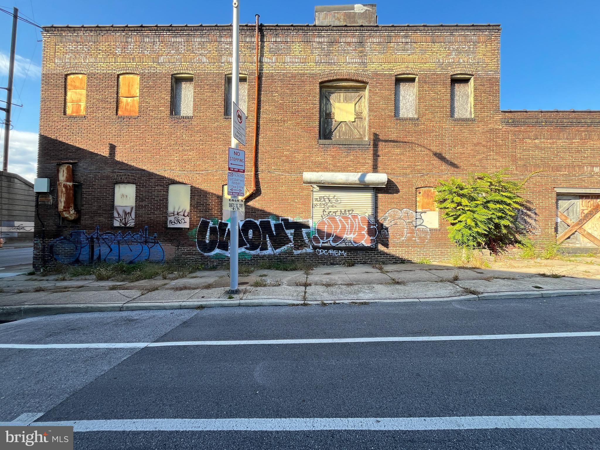 Main image without alt text