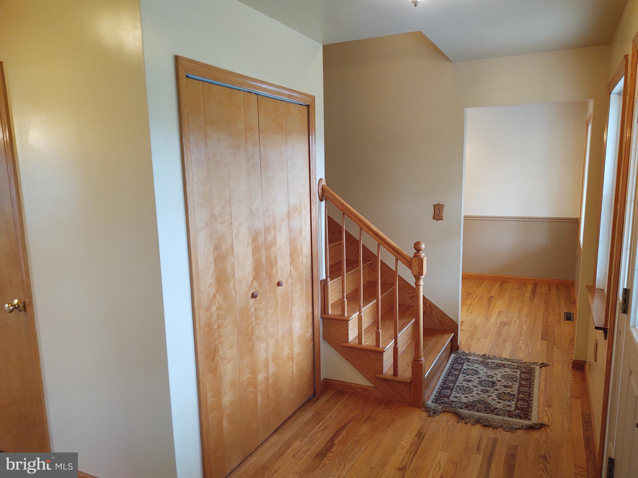 CENTRE HALL - Residential