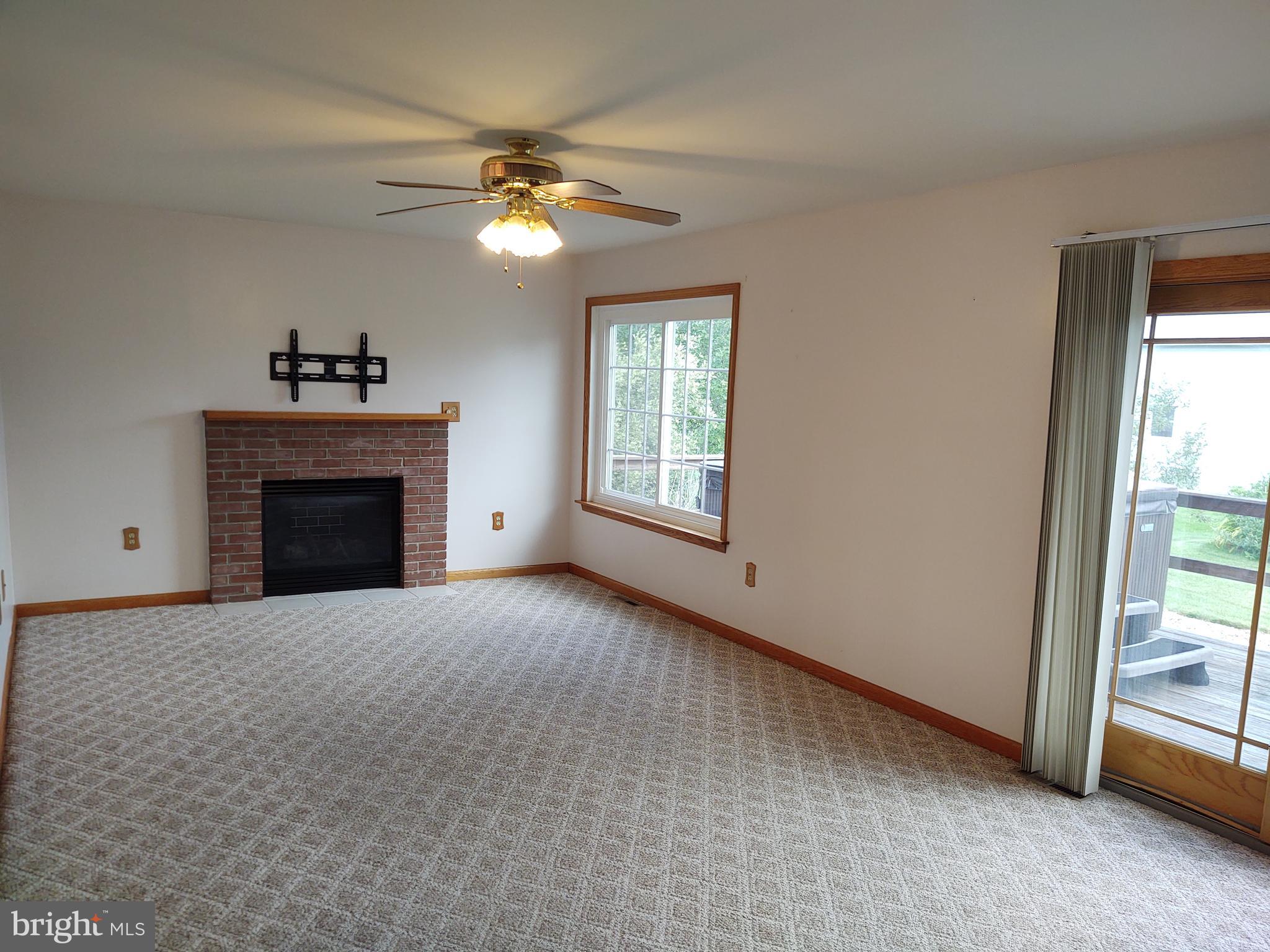 CENTRE HALL - Residential