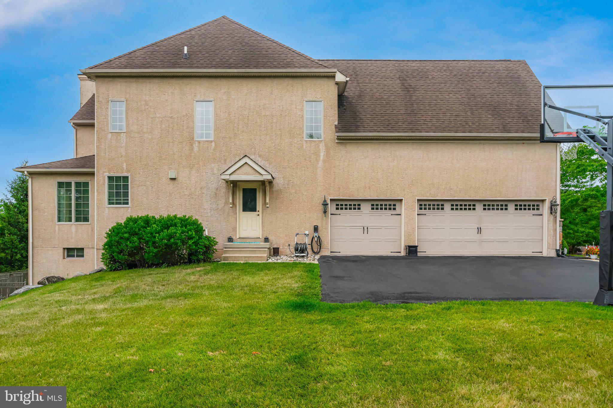 587 WOODVIEW LANE