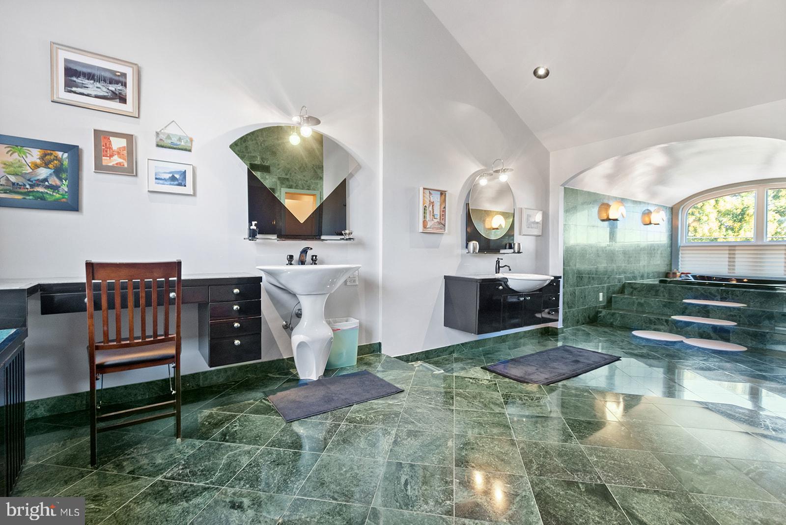 QUEEN VILLAGE - Residential