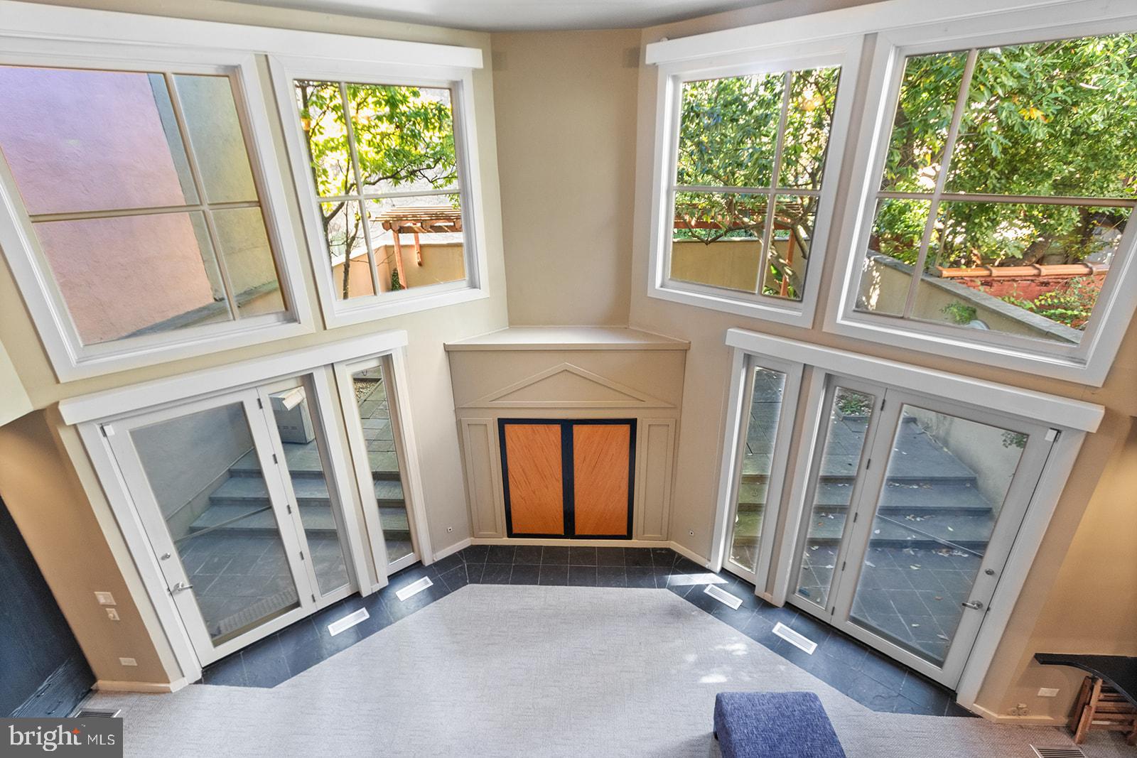 QUEEN VILLAGE - Residential