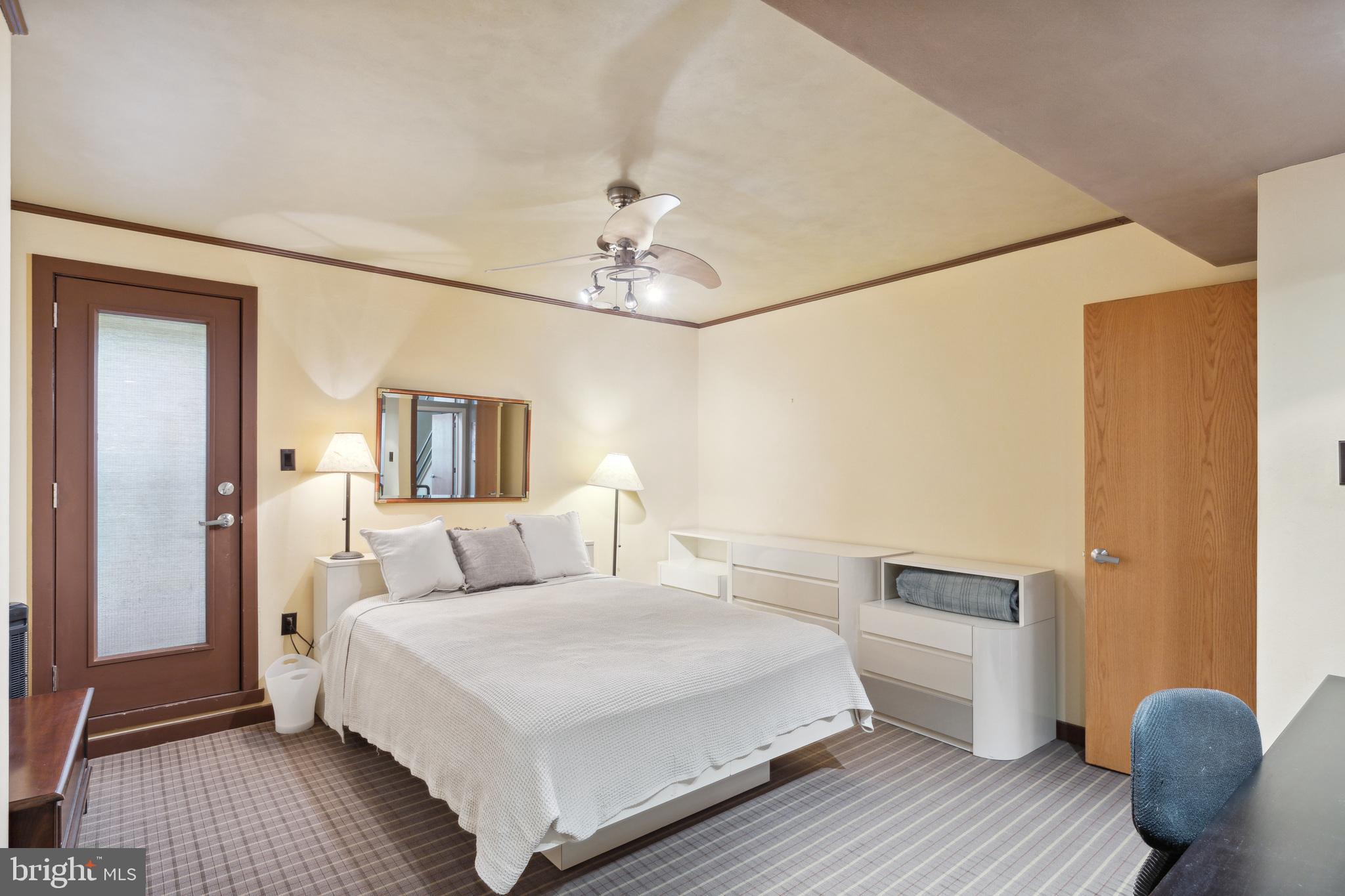 QUEEN VILLAGE - Residential