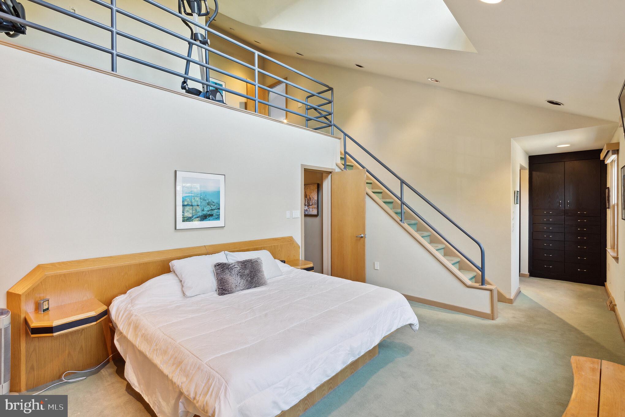 QUEEN VILLAGE - Residential