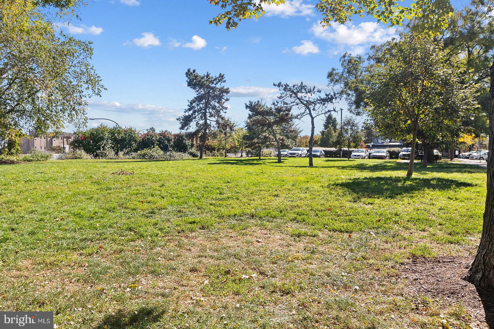 QUEEN VILLAGE - Residential