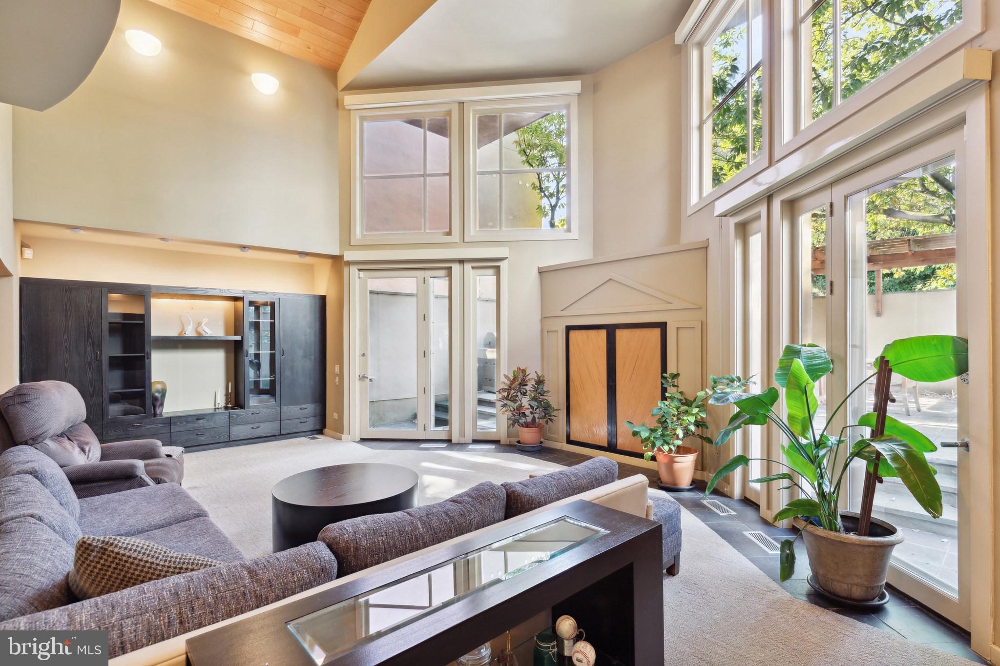 QUEEN VILLAGE - Residential