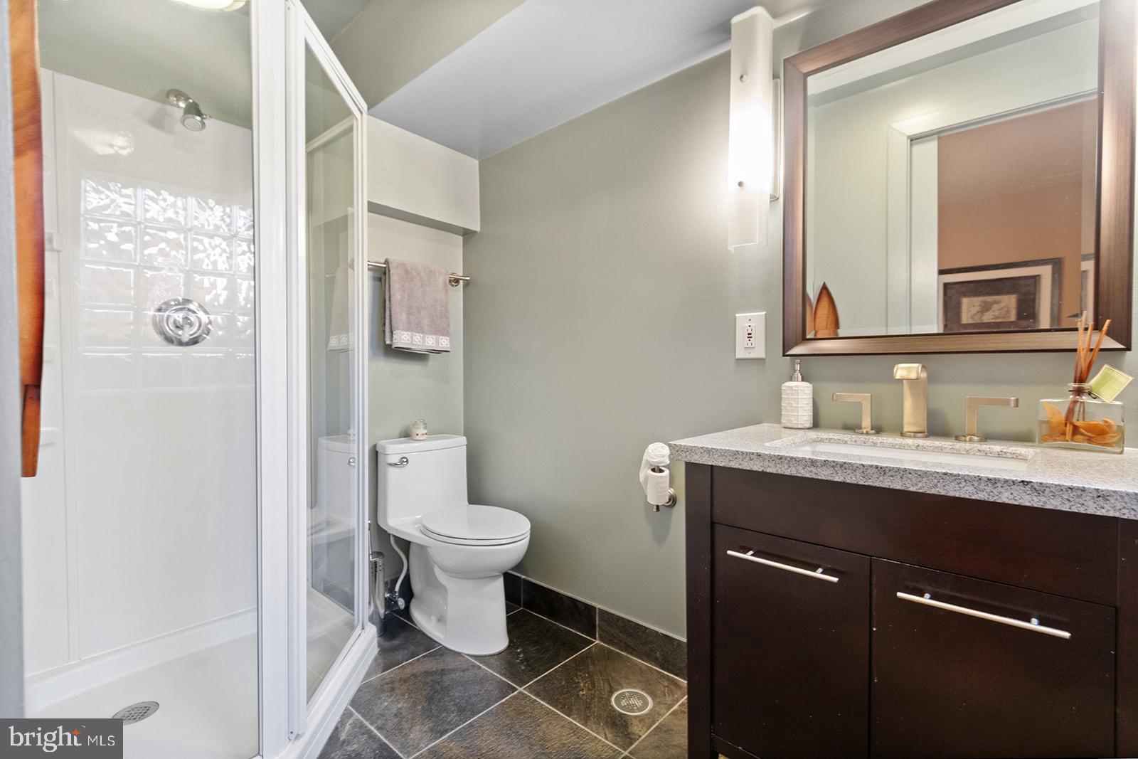 QUEEN VILLAGE - Residential