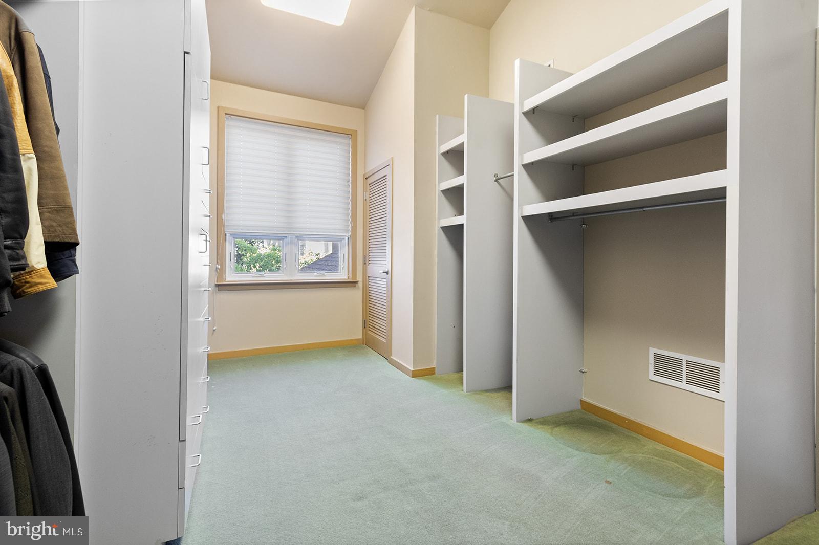 QUEEN VILLAGE - Residential