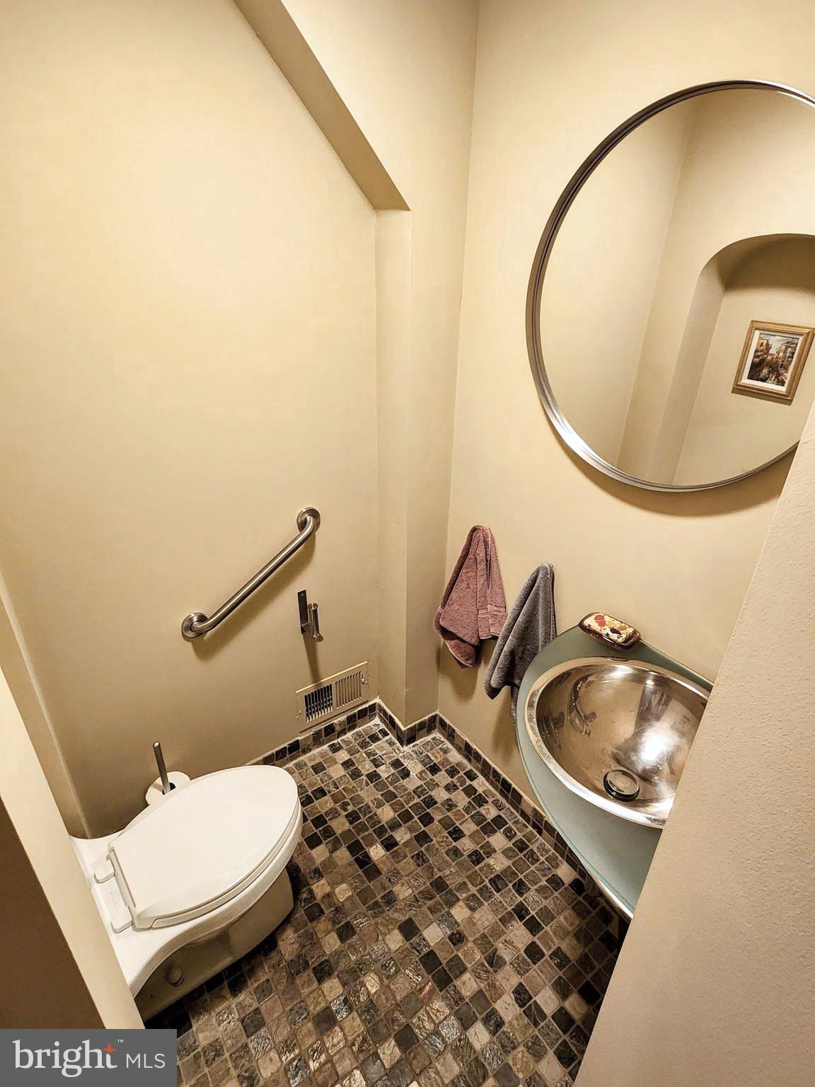 QUEEN VILLAGE - Residential