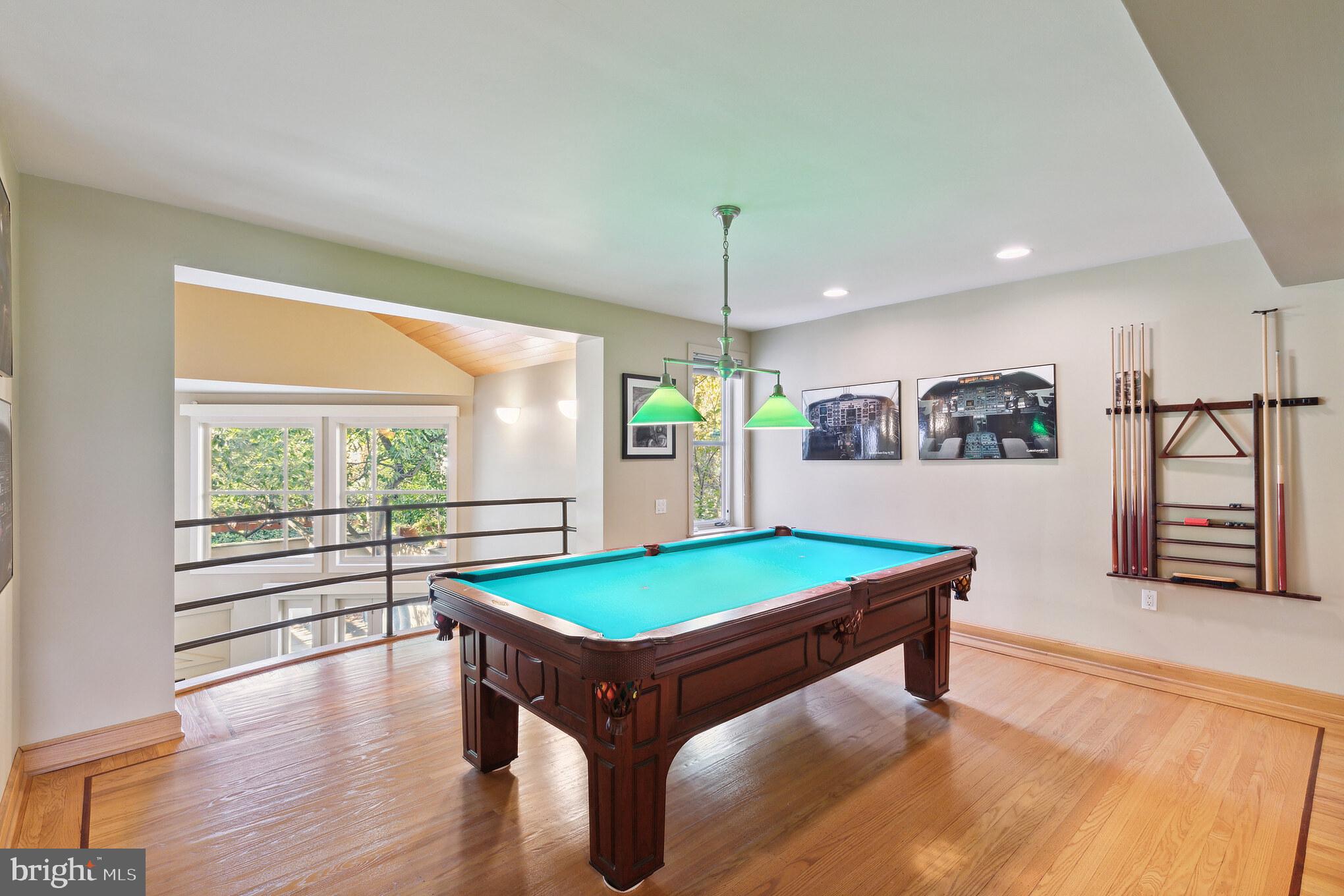 QUEEN VILLAGE - Residential