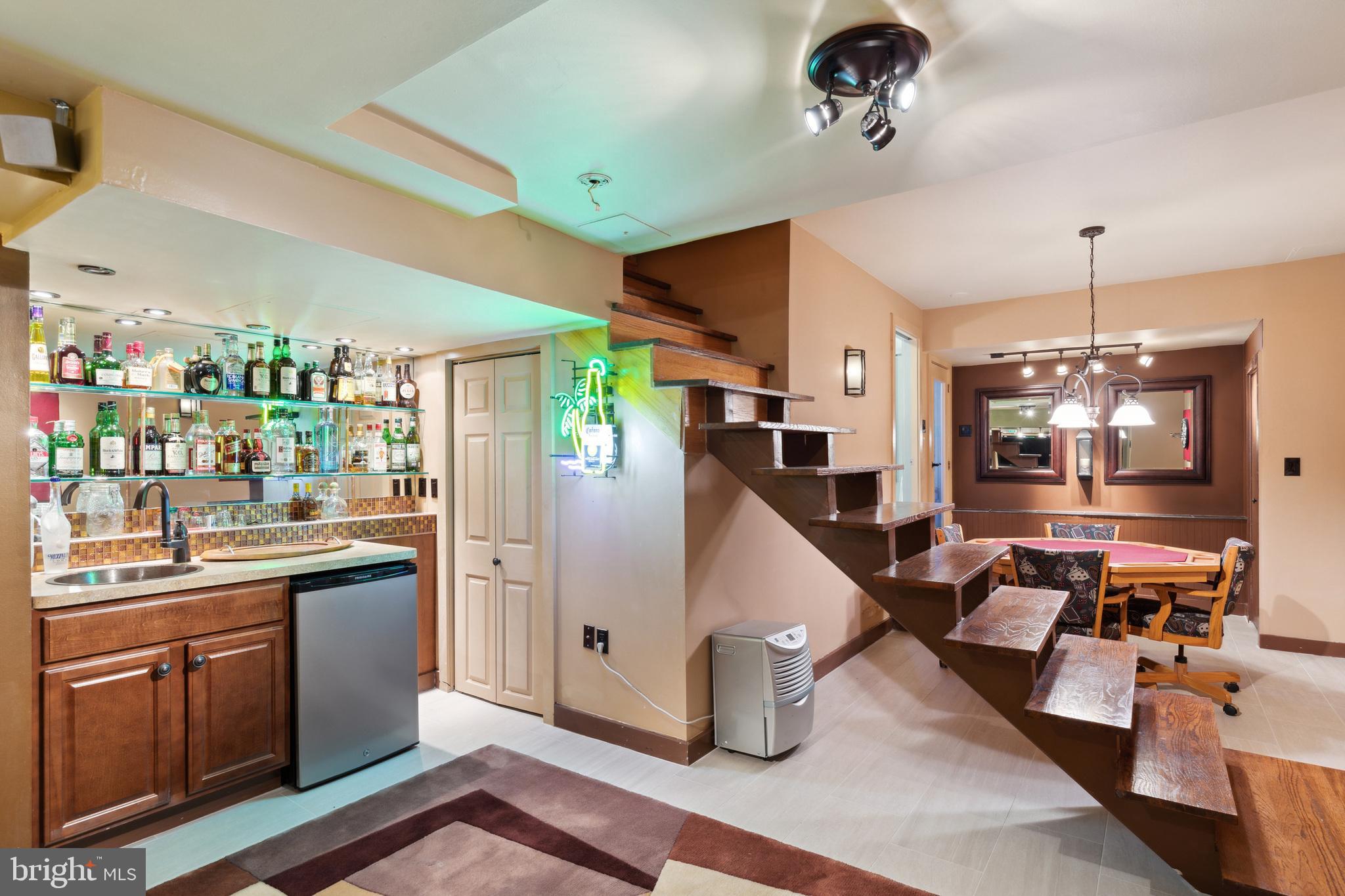 QUEEN VILLAGE - Residential