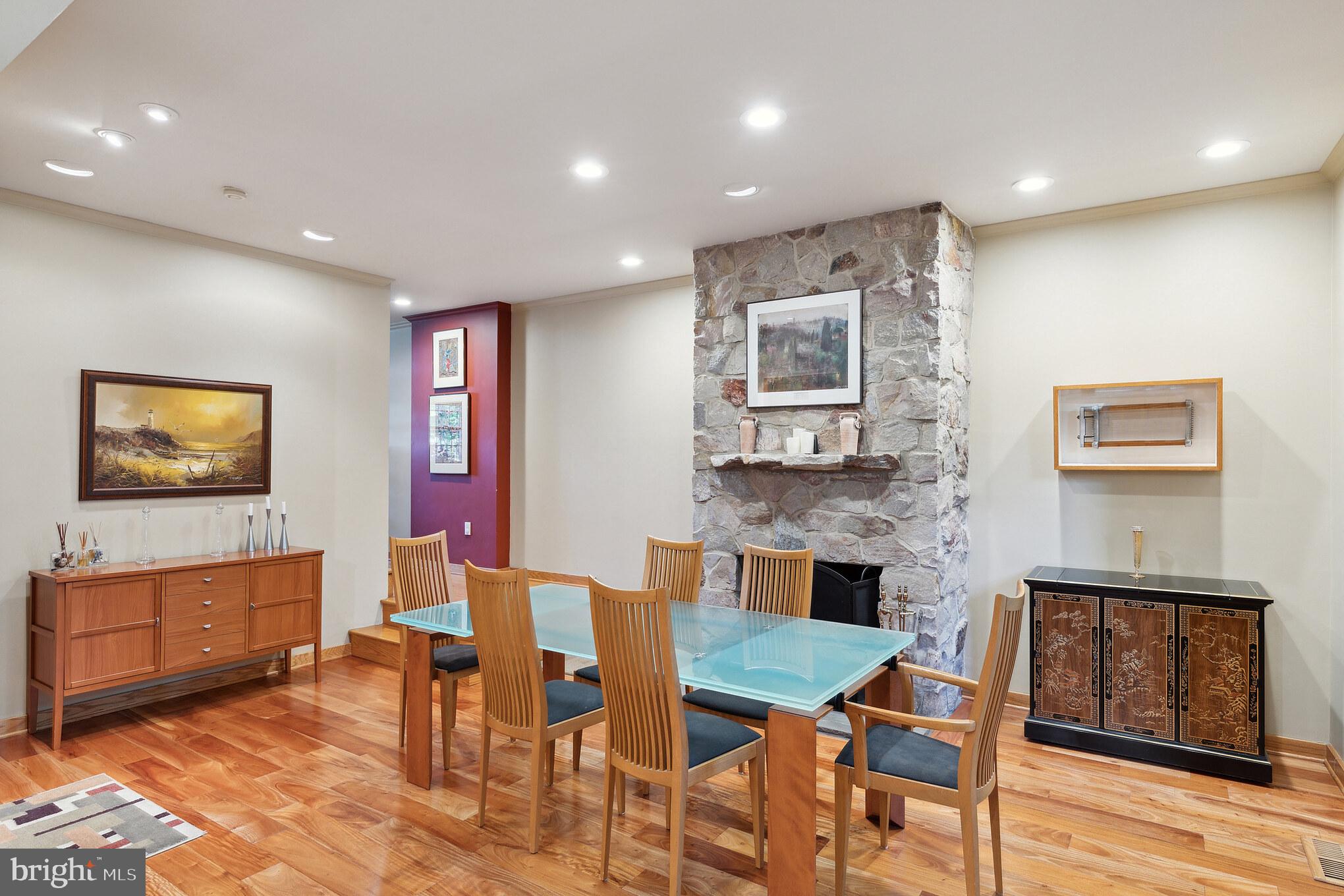 QUEEN VILLAGE - Residential